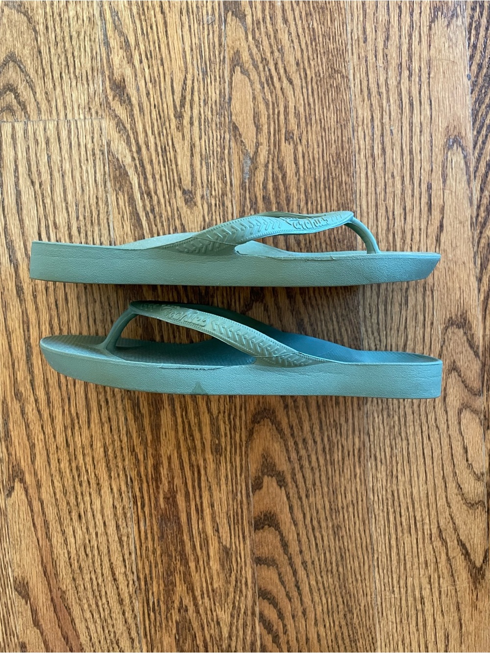Archie’s green flip-flop sandals size 6 - Picture 2 of 5